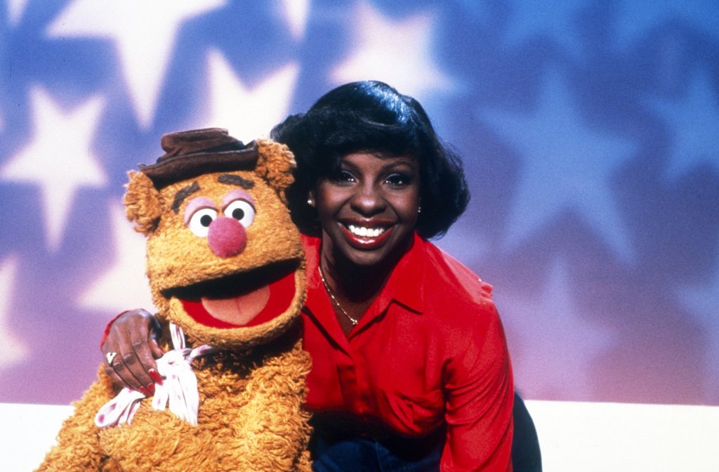 THE MUPPET SHOW, from left: Fozzie Bear, Gladys Knight, season 5, ep. 16, aired May 2, 1981, 1976-1981. 