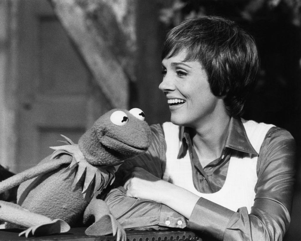 THE MUPPET SHOW, Kermit the Frog, Julie Andrews, (Season 2, Episode 17, aired November 23, 1977)
