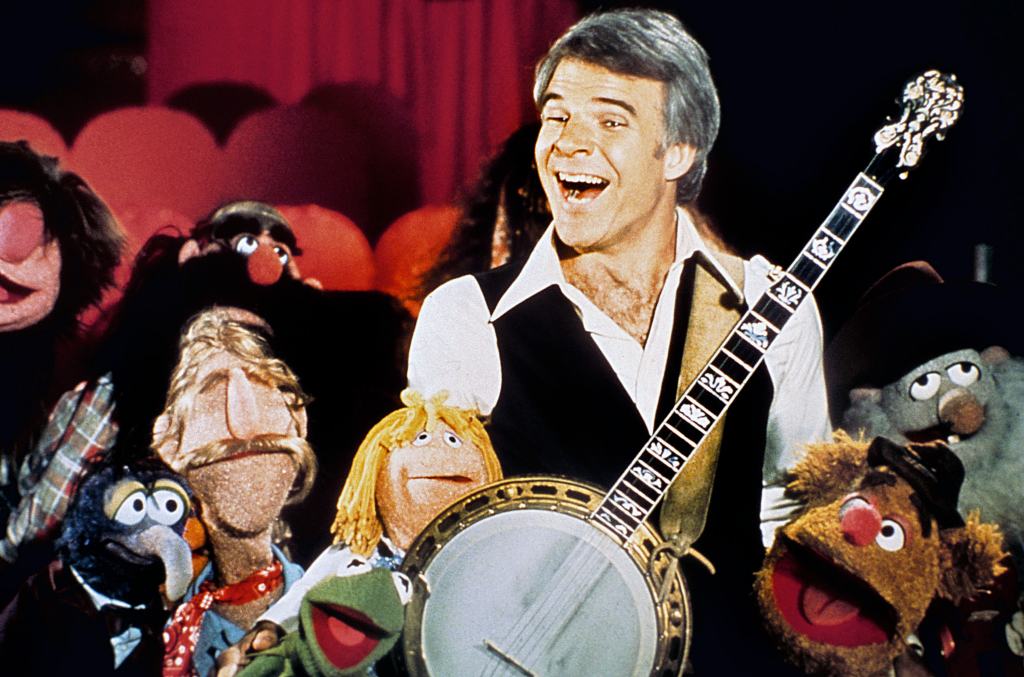 THE MUPPET SHOW, Gonzo (front left), Kermit the Frog (green), Steve Martin (right of center), Fozzie (front right), (Season 2, aired July 19, 1977)