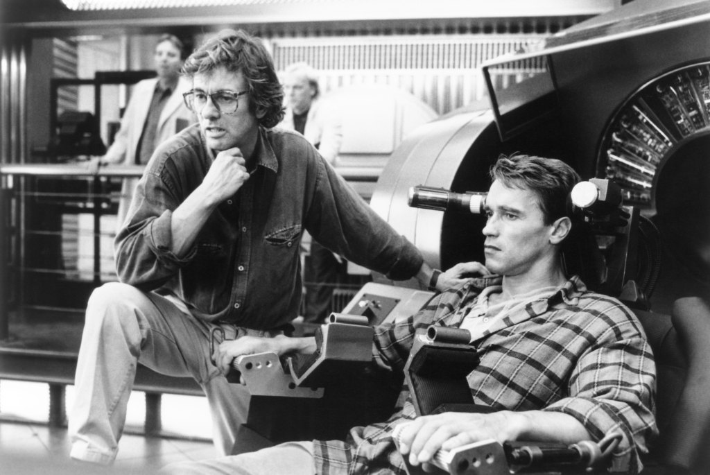 TOTAL RECALL, from left: director Paul Verhoeven, Arnold Schwarzenegger, on set, 1990