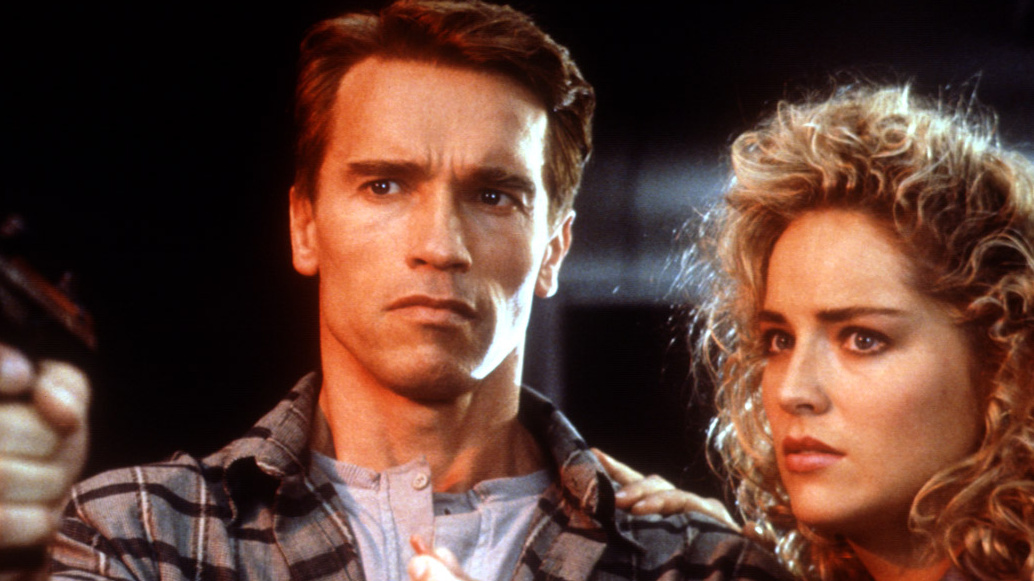 TOTAL RECALL, Arnold Schwarzenegher, Sharon Stone, 1990, pointing gun and holding pill