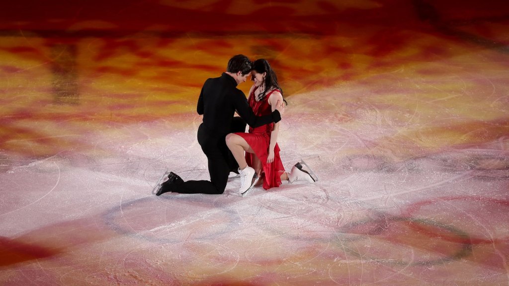 Tessa Virtue and Scott Moir ice skating