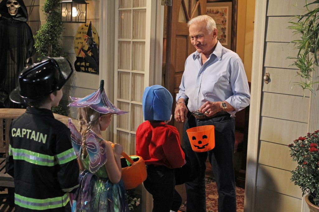 THE BIG BANG THEORY, Buzz Aldrin (right), 'The Holographic Excitation', (Season 6, ep. 605, aired Oct. 25, 2012).
