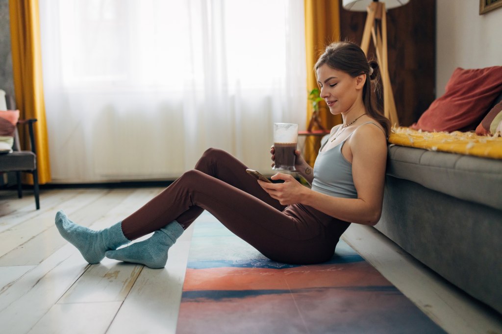 woman wearing leggings 