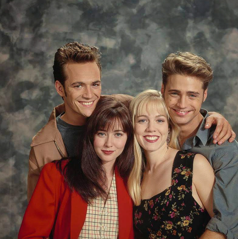 Jennie Garth, Luke Perry, Shannen Doherty, and Jason Priestley on the set of 'Beverly Hills, 90210'