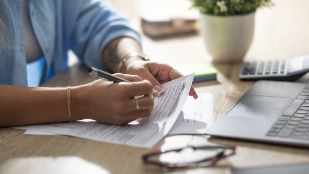 A young businesswoman fills out an American tax return for the self-employed
