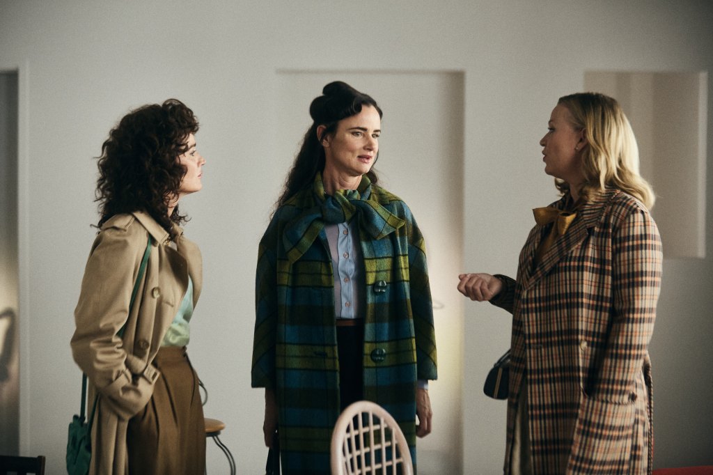 Robin Tunney, Juliette Lewis and Samantha Mathis behind the scenes of By Design