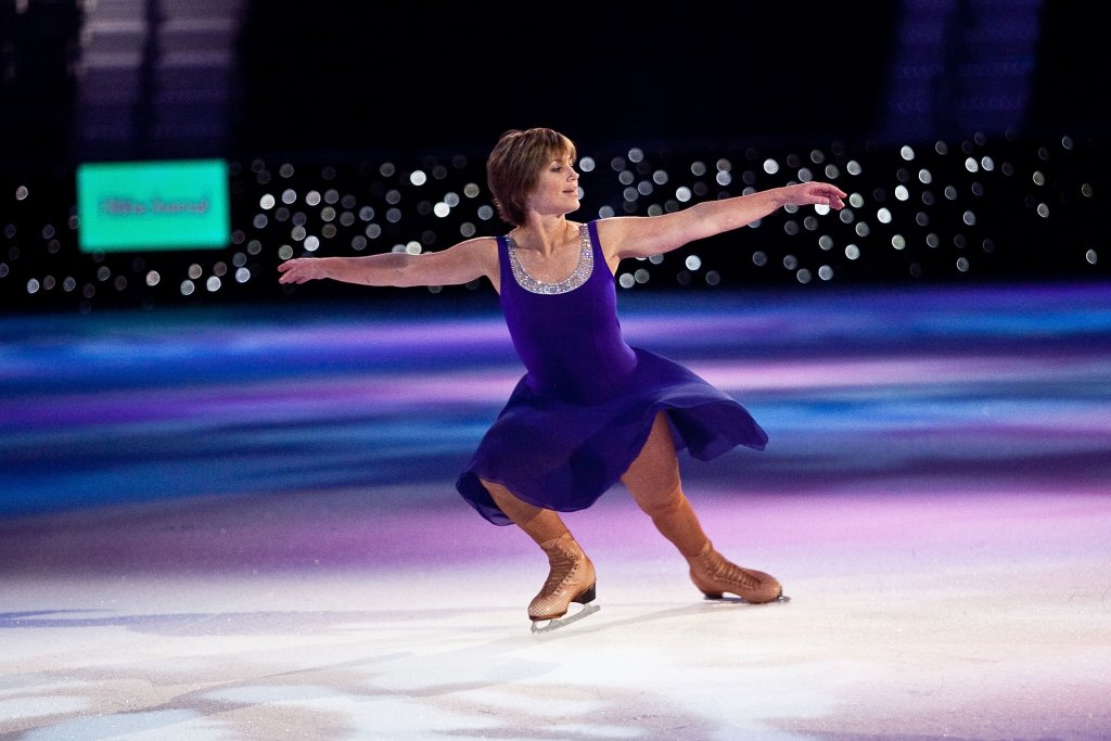 Dorothy Hamill skates in 2009