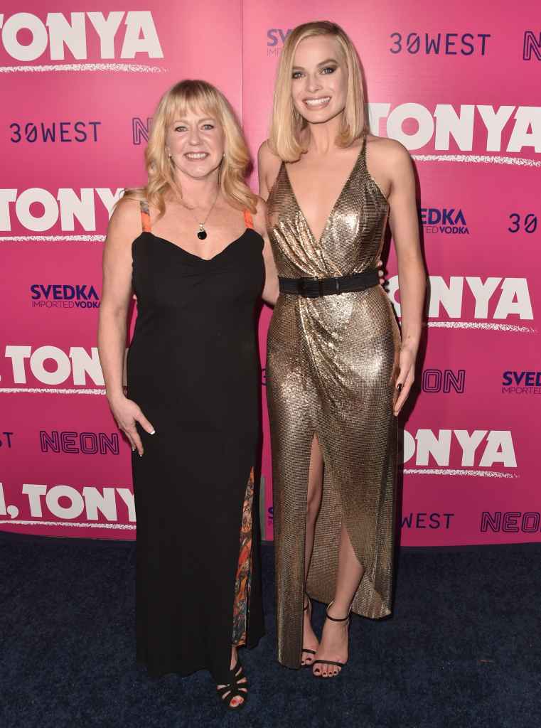 Tonya Harding (L) and Margot Robbie 