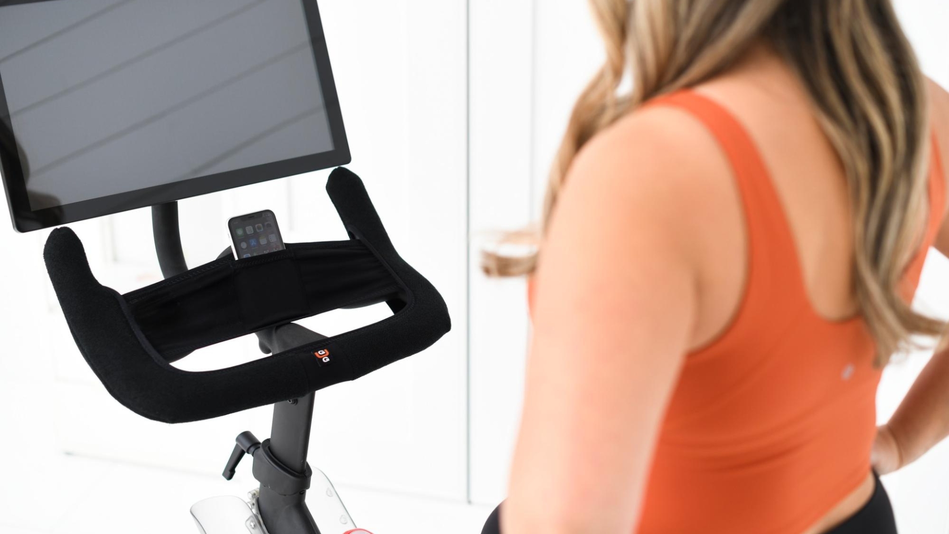 Jen DeAngelo holding Gus Grip fitness handlebar covers