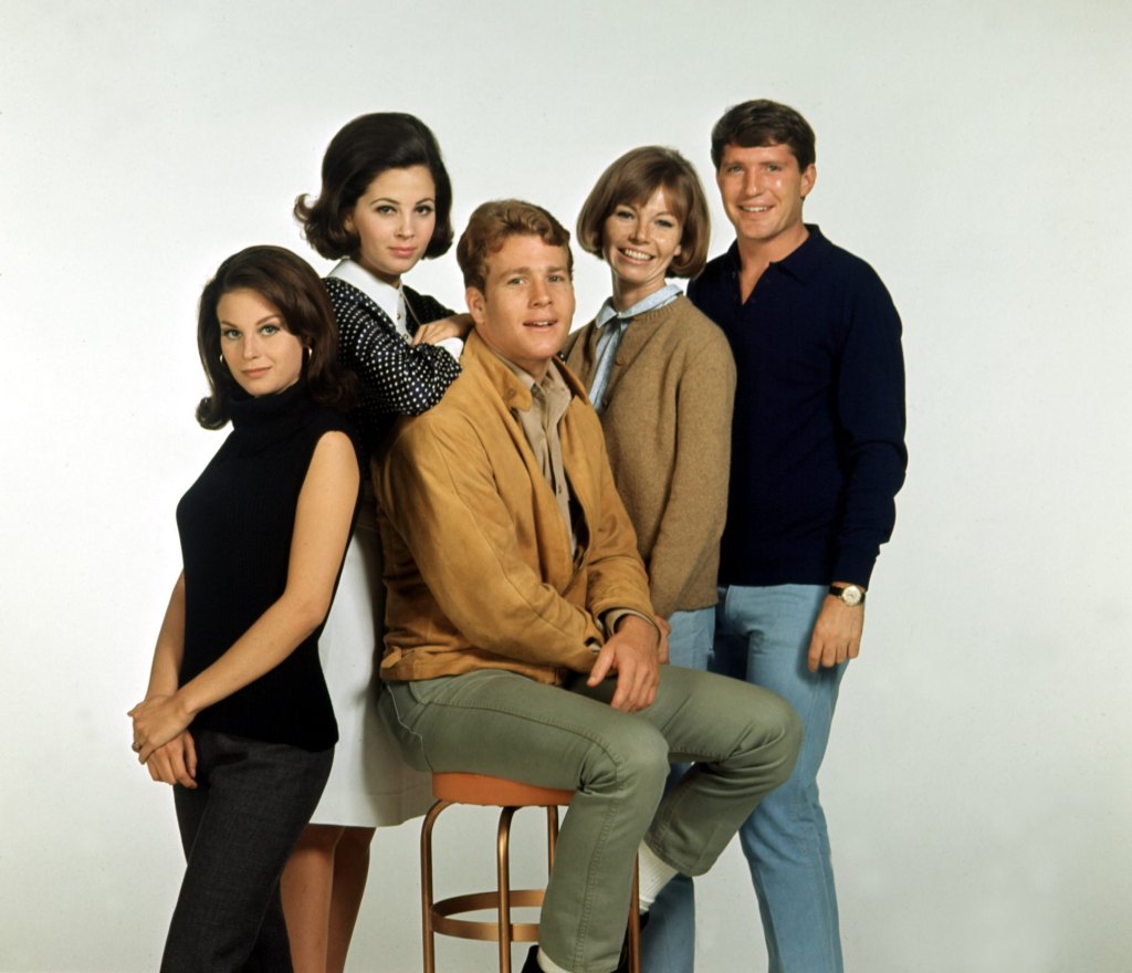 Left to right: Lana Wood, Barbara Parkins, Ryan O'Neal, Pat Morrow and Chris Connelly in a promotional portrait for Peyton Place
