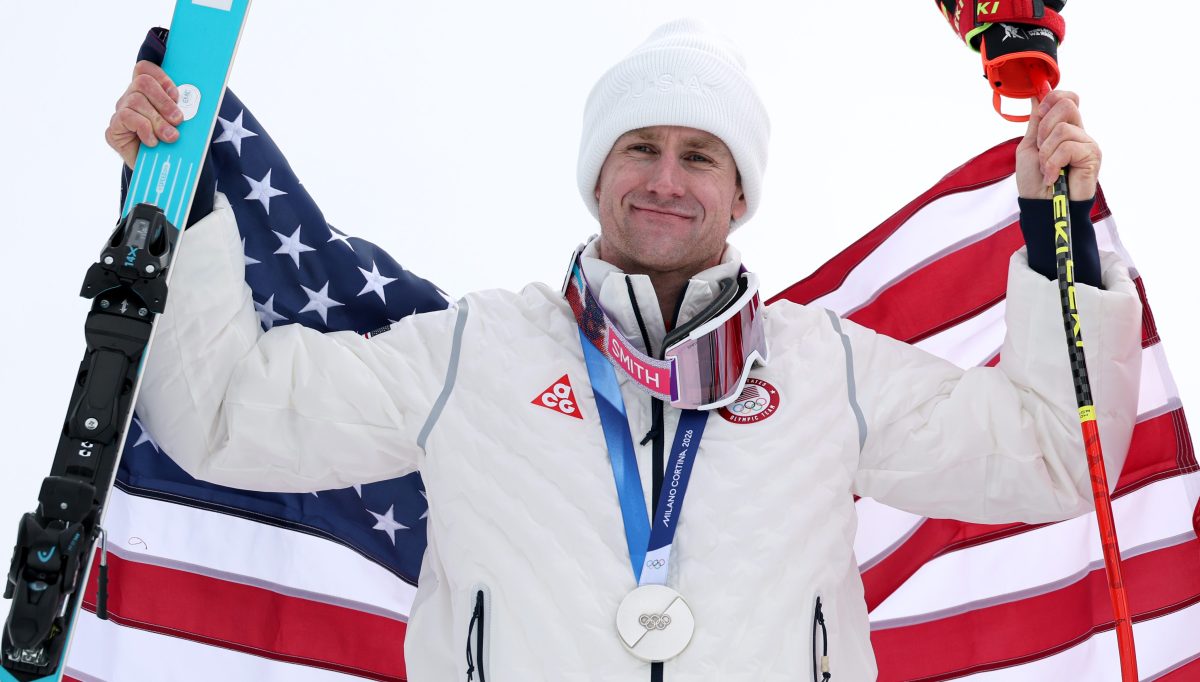Ryan Cohran-Siegle with his silver medal at the 2026 Winter Olympics