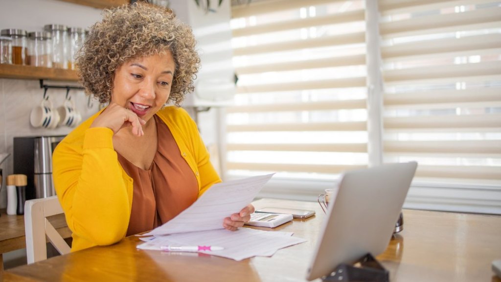 women paying a bill