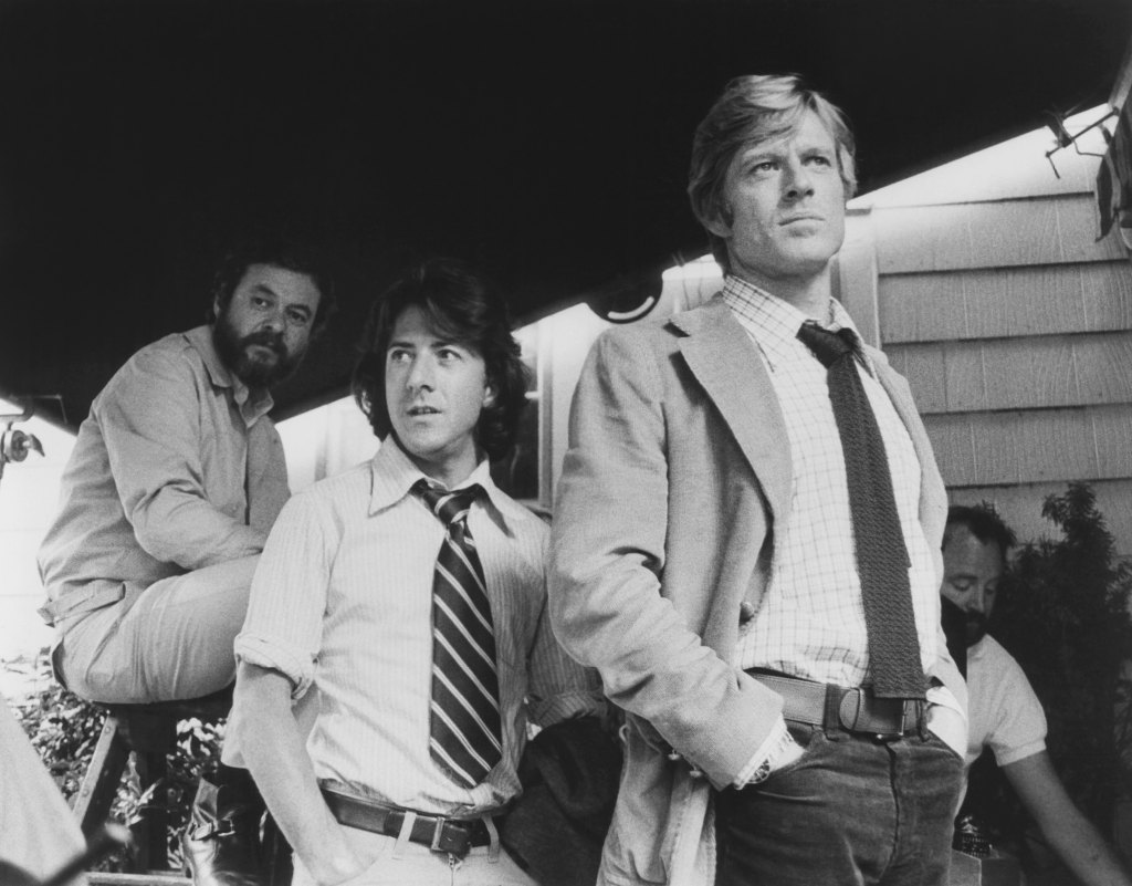 ALL THE PRESIDENT'S MEN, from left: director Alan J. Pakula, Dustin Hoffman, Robert Redford on set, 1976