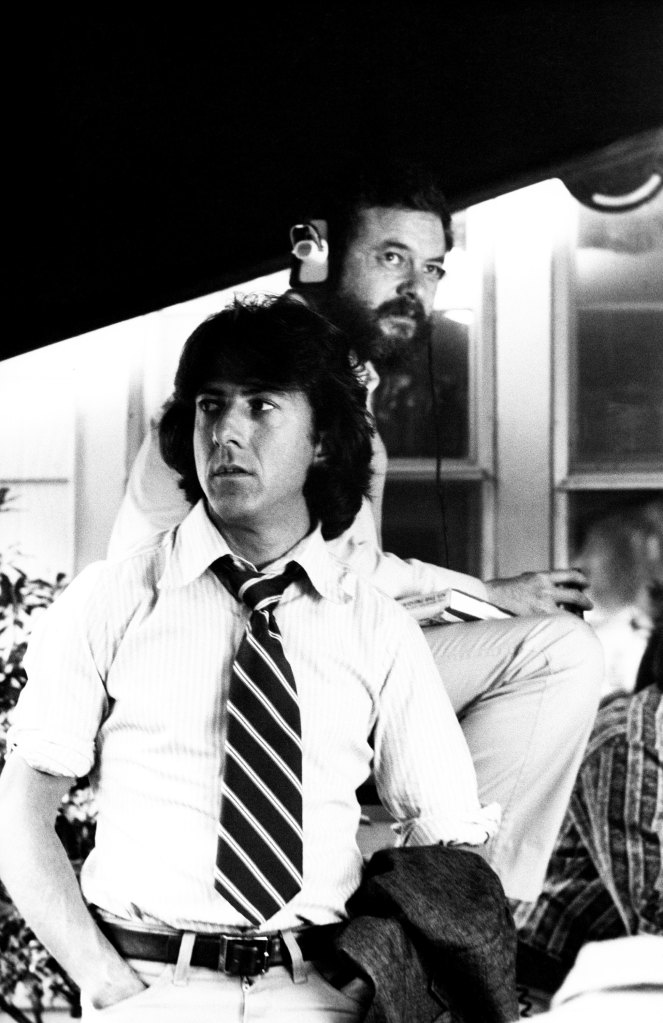 ALL THE PRESIDENT'S MEN, from left, Dustin Hoffman, director Alan J. Pakula, on-set, 1976