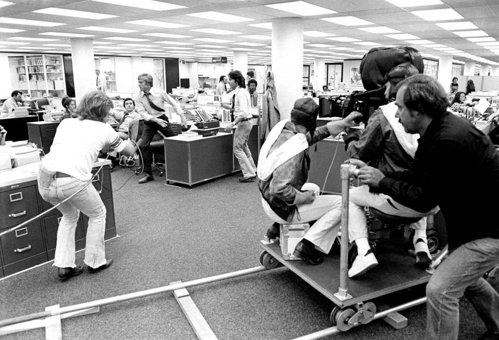 ALL THE PRESIDENT'S MEN, from left, center, Robert Redford, Dustin Hoffman, on-set, 1976