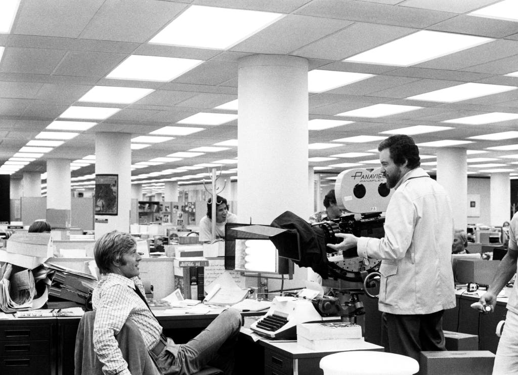 ALL THE PRESIDENT'S MEN, from left, Robert Redford, director Alan J. Pakula, on-set, 1976