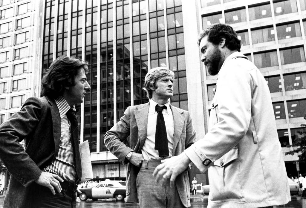 ALL THE PRESIDENT'S MEN, from left, Dustin Hoffman, Robert Redford, director Alan J. Pakula, on-set, 1976