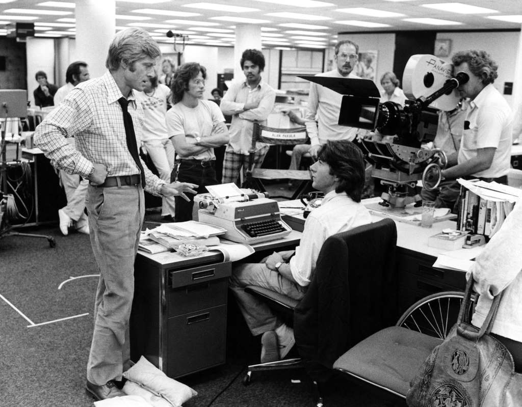 ALL THE PRESIDENT'S MEN, from left, Robert Redford, Dustin Hoffman, cinematographer Gordon Willis (behind camera), on-set, 1976