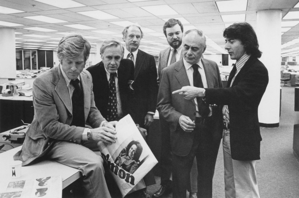 ALL THE PRESIDENT'S MEN, from left: Robert Redford, Jason Robards, Jack Warden, director Alan J. Pakula, Martin Balsam, Dustin Hoffman on set, 1976