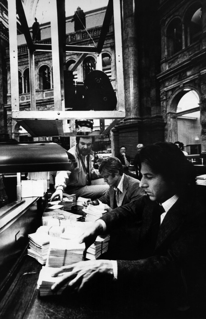 ALL THE PRESIDENT'S MEN, Director Alan J. Pakula, Robert Redford, Dustin Hoffman on set, 1976