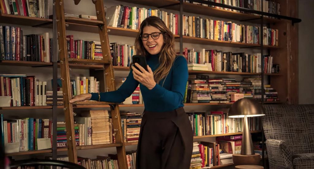 Marisa Tomei shows off her professorial style in You're Dating a Narcissist!