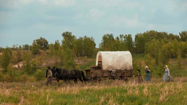 Luke Bracey as Charles Ingalls, Alice Halsey as Laura Ingalls, Skywalker Hughes as Mary Ingalls, Crosby Fitzgerald as Caroline Ingalls in 'Little House on the Prairie'