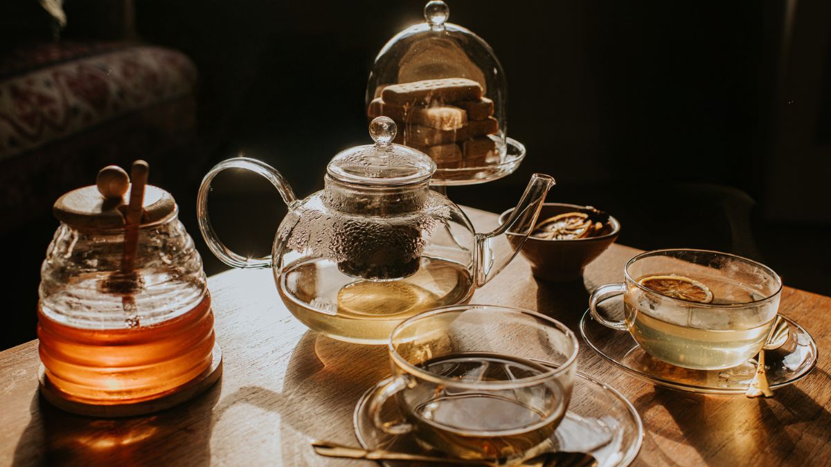 Clear tea pot and tea cups, which can be used for teamaxxing