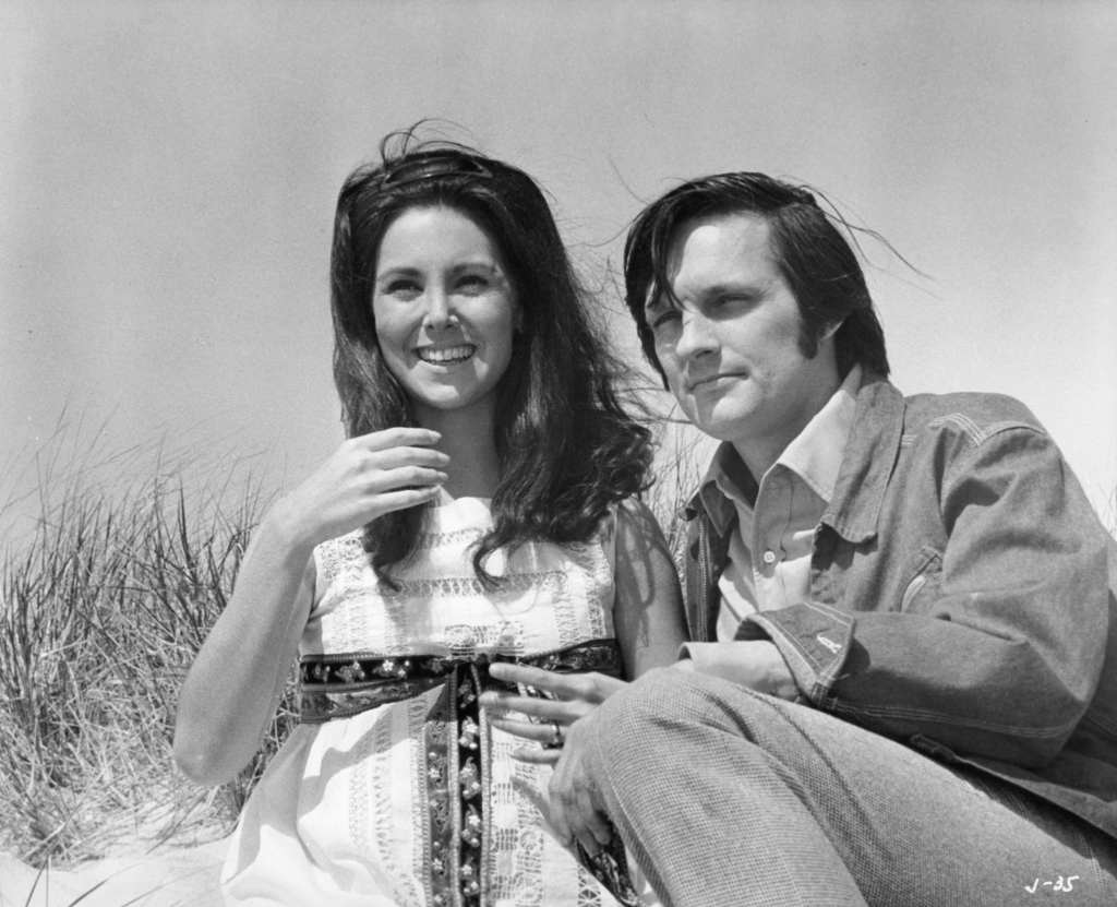 Marlo Thomas and Alan Alda out by the beach in a scene from the film 'Jenny', 1970. 