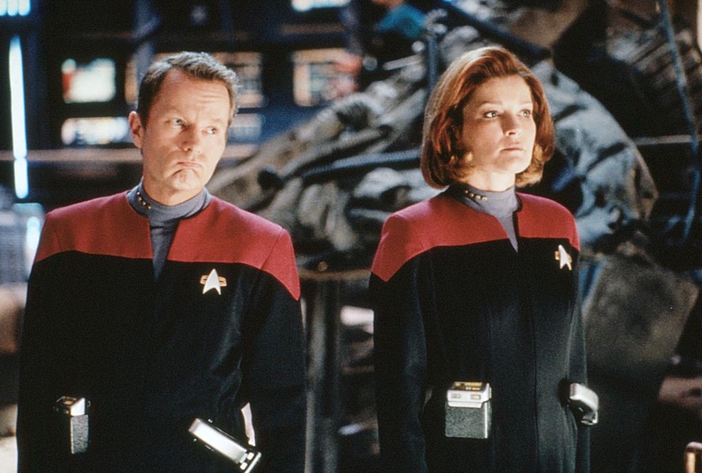 STAR TREK: VOYAGER, from left: John Savage, Kate Mulgrew, 'Equinox', (Season 5, ep. 526, aired May 26, 1999), 1995-2001. 