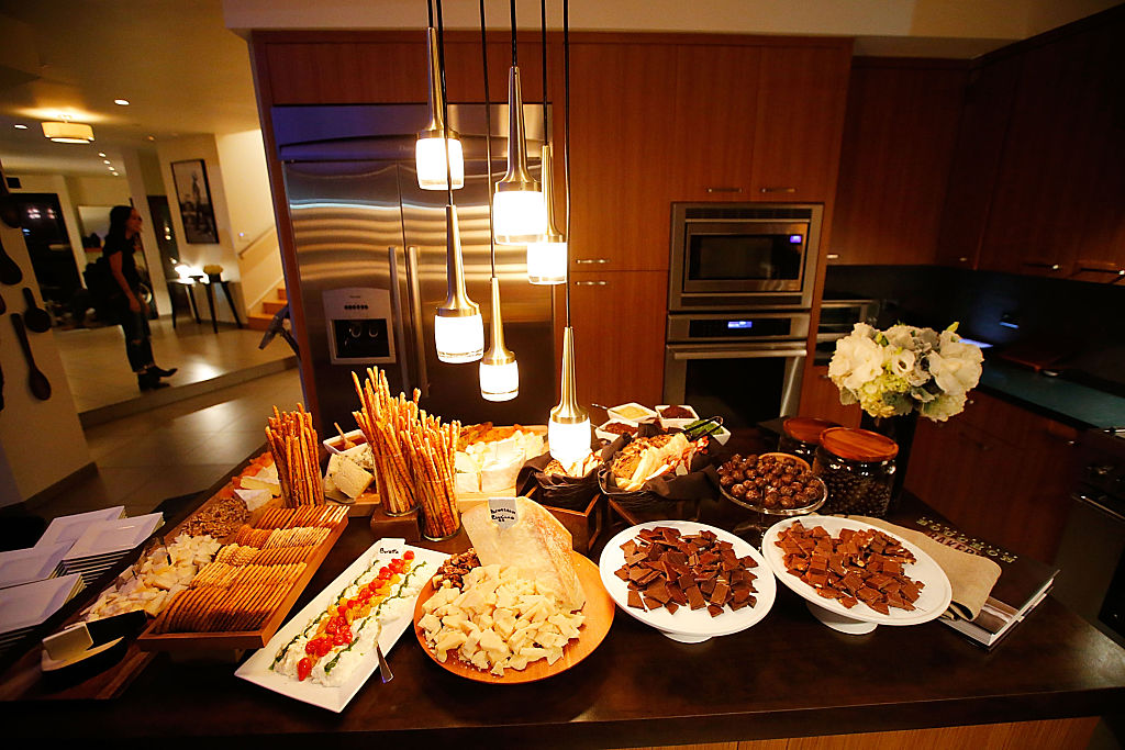 How Does Your Food Affect Your Mood? Warm Lighting and White Plates Produce Measurably Happier Meals
