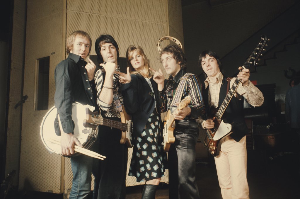 British rock group Wings pictured together at Abbey Road Studios to record the album, 'Venus And Mars', London, 15th November 1974. Left to right: drummer Geoff Britton, singer and bassist Paul McCartney, keyboard player Linda McCartney, guitarist Denny Laine and guitarist Jimmy McCulloch.