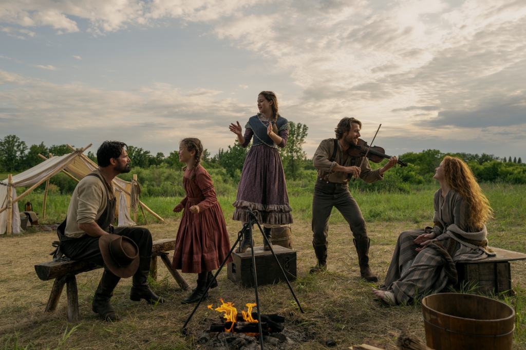Warren Christie as John Edwards, Alice Halsey as Laura Ingalls, Skywalker Hughes as Mary Ingalls, Luke Bracey as Charles Ingalls, Crosby Fitzgerald as Caroline Ingalls in 'Little House on the Prairie'