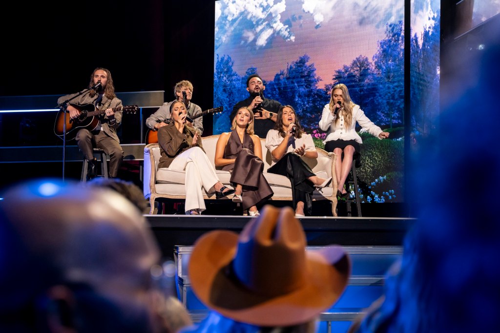 Sadie Robertson Huff created a powerful moment of worship with her band LO Worship