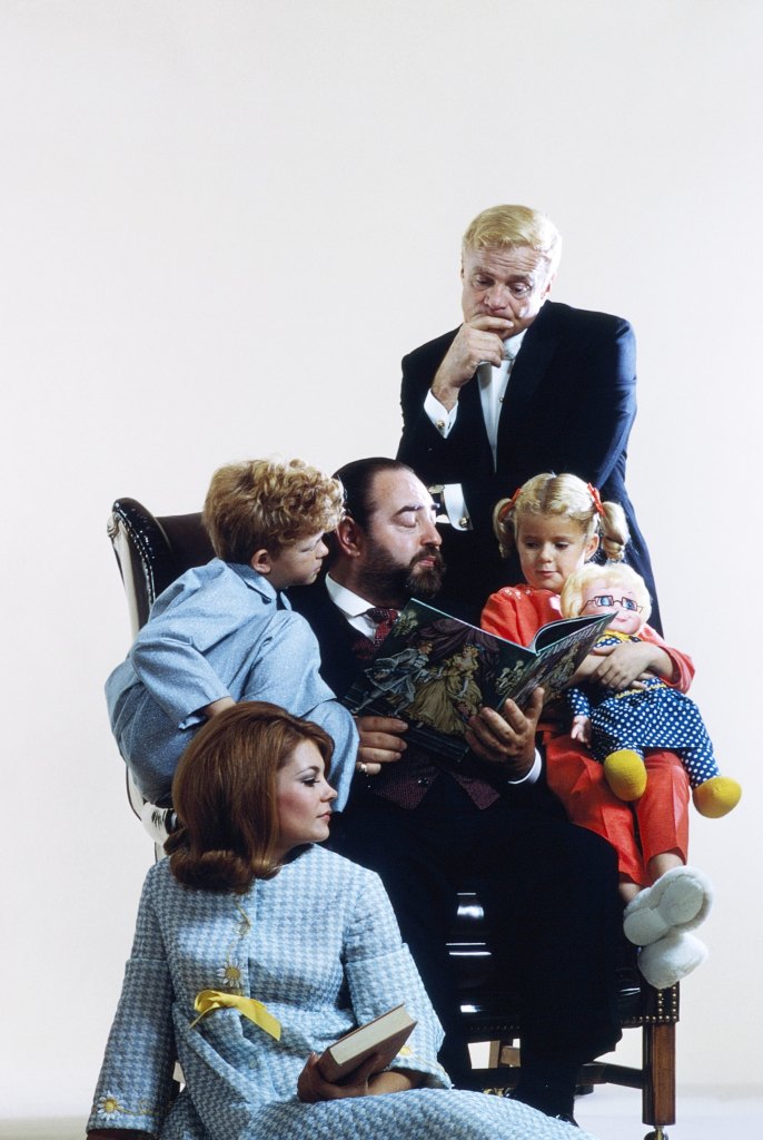 FAMILY AFFAIR, clockwise from top, Brian Keith, Anissa Jones (holding Mrs. Beasley), Sebastian Cabot, Kathy Garver, Johnny Whitaker, 1966-71 (1969 photo).
