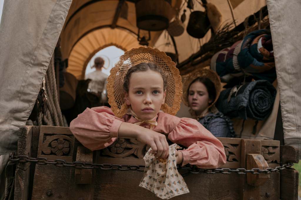 Alice Halsey as Laura Ingalls and Skywalker Hughes as Mary Ingalls in 'Little House on the Prairie'
