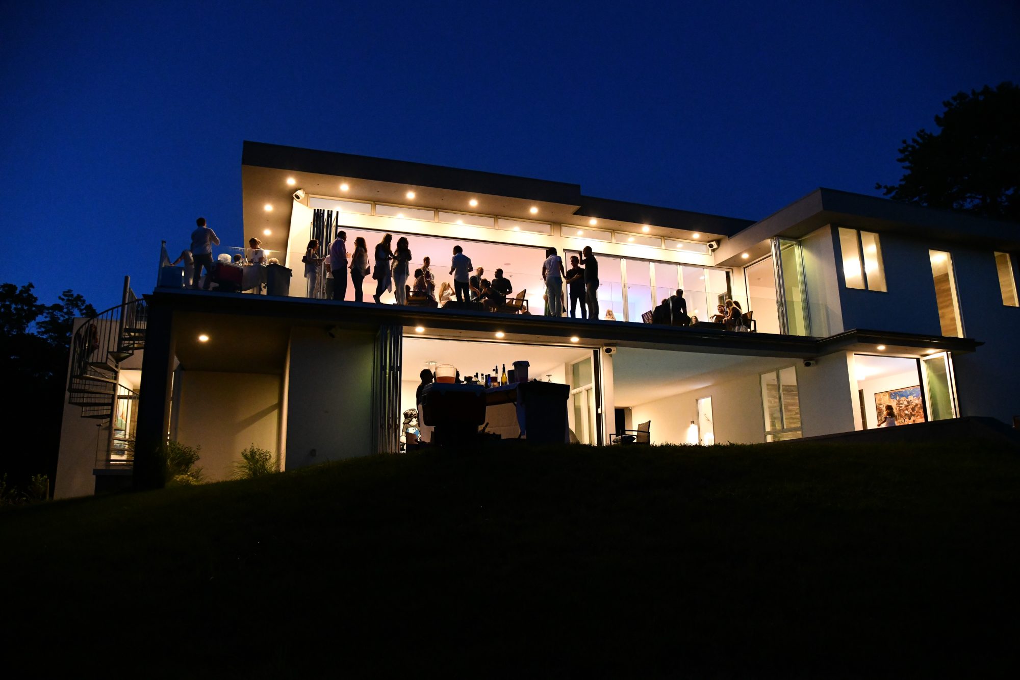 GettyImages-1011211504.-How-Fragrance-Creates-a-First-Impression-the-Moment-Guests-Walk-In-jpg.jpg