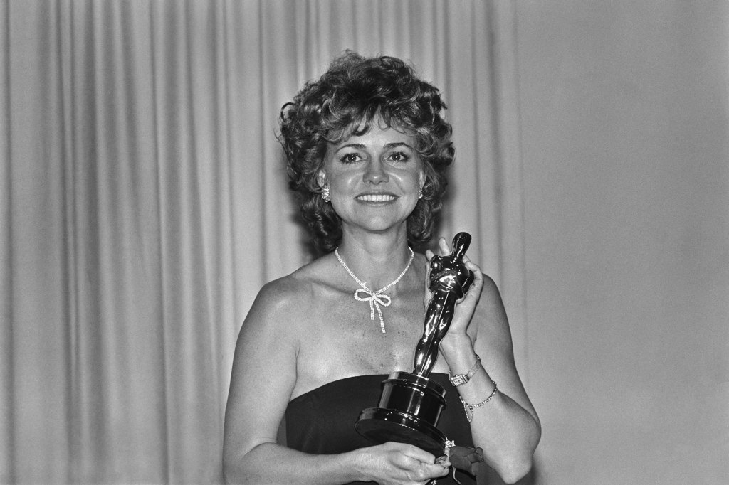 Sally Field poses on March 25, 1985 after being awarded with the Academy Award for Best Actress for her role in Places in the Heart directed by Robert Benton during the 57th Oscars Awards Ceremony in Hollywood.