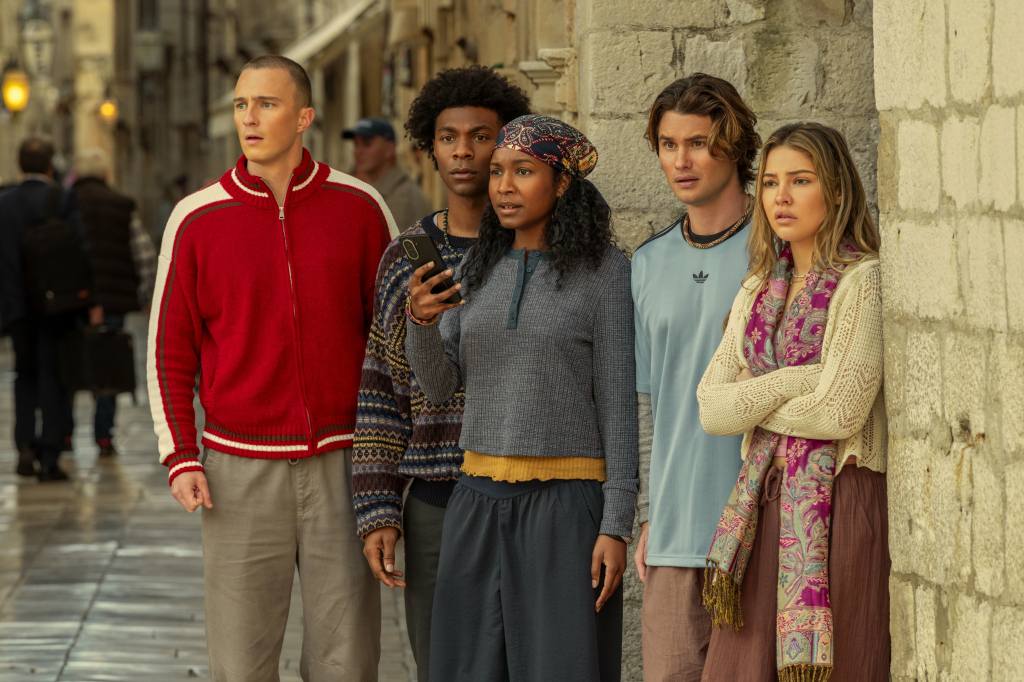 Drew Starkey as Rafe, Jonathan Daviss as Pope, Carlacia Grant as Cleo, Chase Stokes as John B, Madelyn Cline as Sarah Cameron 'Outer Banks'