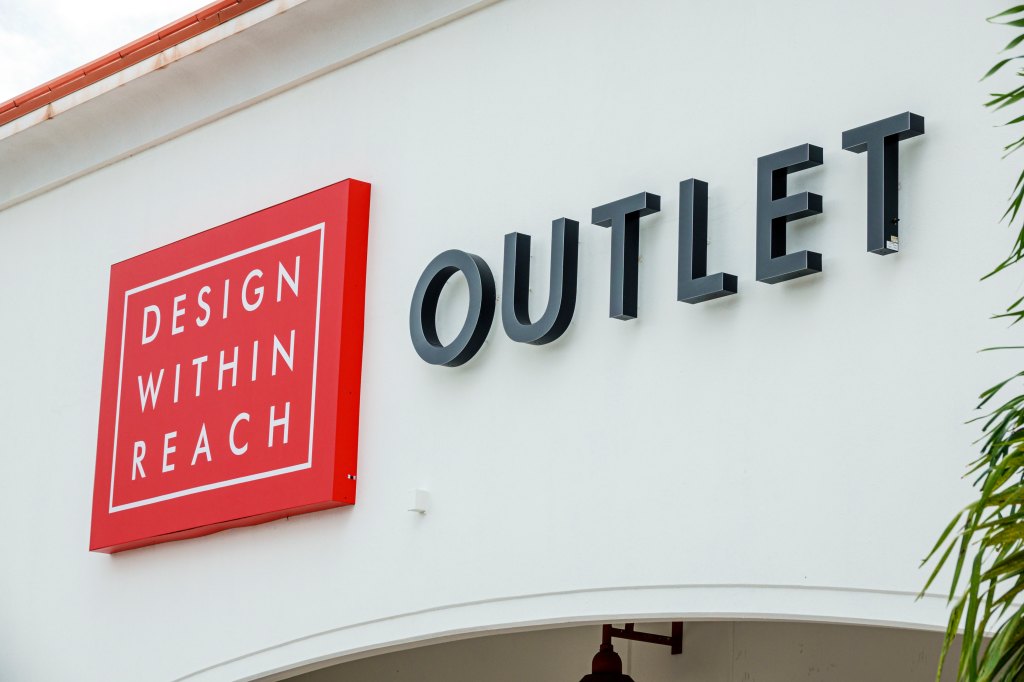 Outlet mall