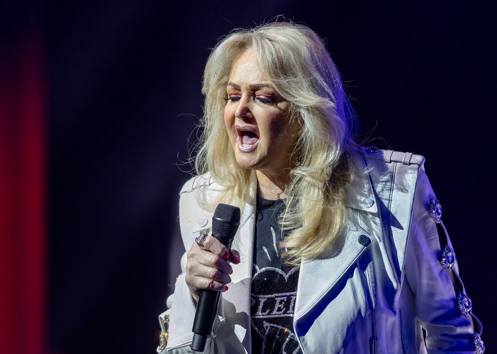 BERLIN, GERMANY - MAY 3: British singer Bonnie Tyler performs at Theater am Potsdamer Platz on May 3, 2025 in Berlin, Germany. (Photo by Jakubaszek/Redferns)