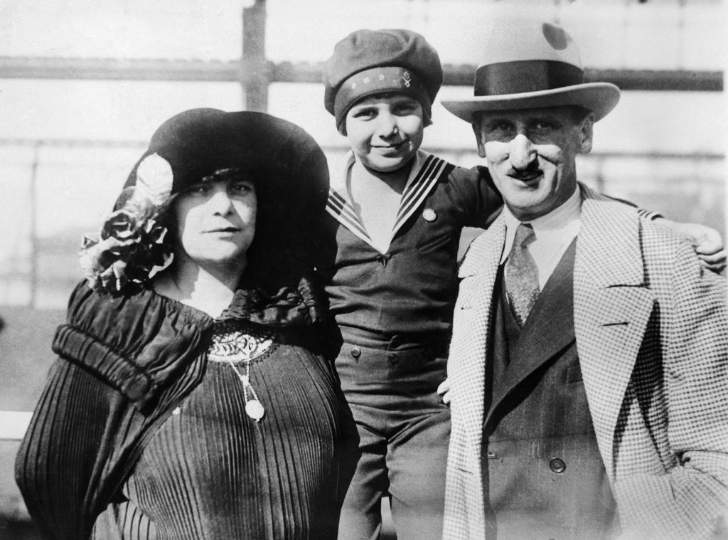 Jackie Coogan Standing Between His Parents Lillian Dolliver And Jack Coogan Sr. (Both Actors) On The Ocean Liner Le Majestic, Between 1920 And 1922. 