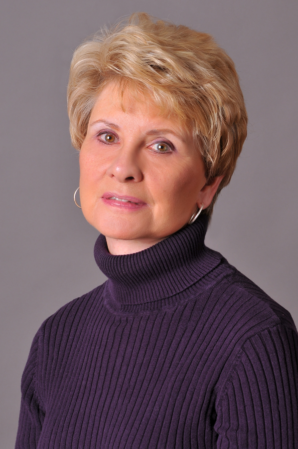 Tricia Poulos Leonard helps artists grow with confidence.