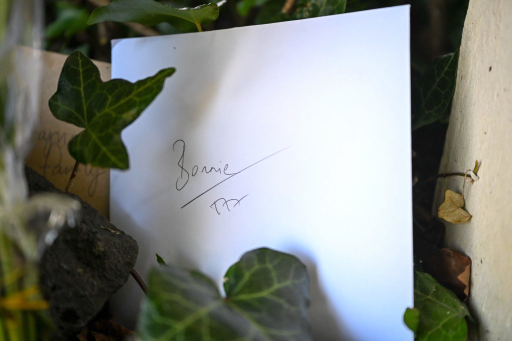 SWANSEA, WALES - JULY 9: A card is left along floral tributes at the home of Bonnie Tyler in Mumbles on July 9, 2026 in Swansea, Wales. Singer Bonnie Tyler has died aged 75. According to her website she "unexpectedly" died last night in a Portuguese hospital, where she had been receiving treatment for an illness. (Photo by Matthew Horwood/Getty Images)