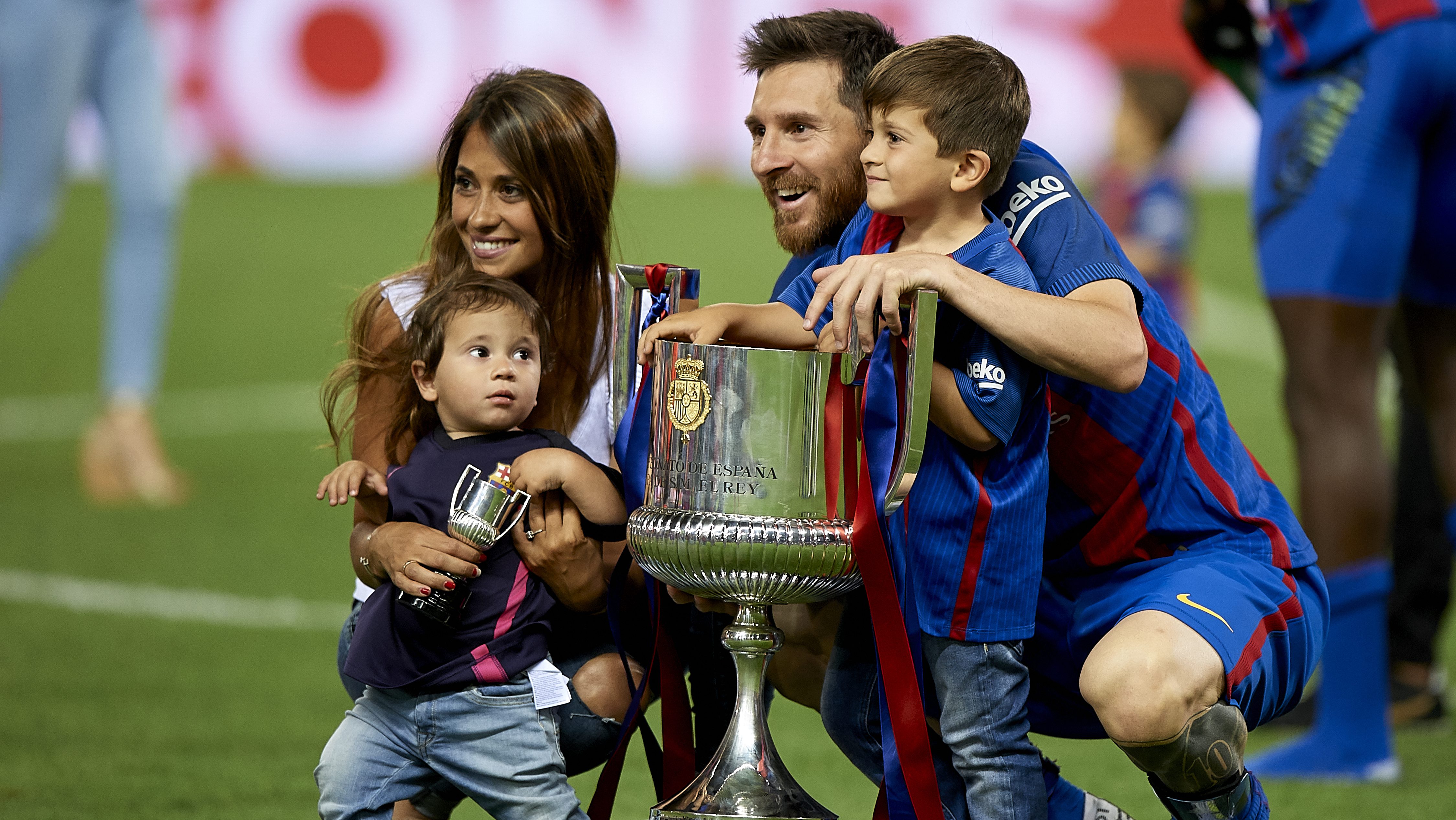 MADRID, SPAIN - MAY 27: Lionel Messi of FC Barcelona celebrates with his wife Antonella Roccuzzo and childrens after winning the Copa Del Rey Final match between FC Barcelona and Deportivo Alaves at Vicente Calderon stadium on May 27, 2017 in Madrid, Spain. (Photo by Quality Sport Images/Getty Images)