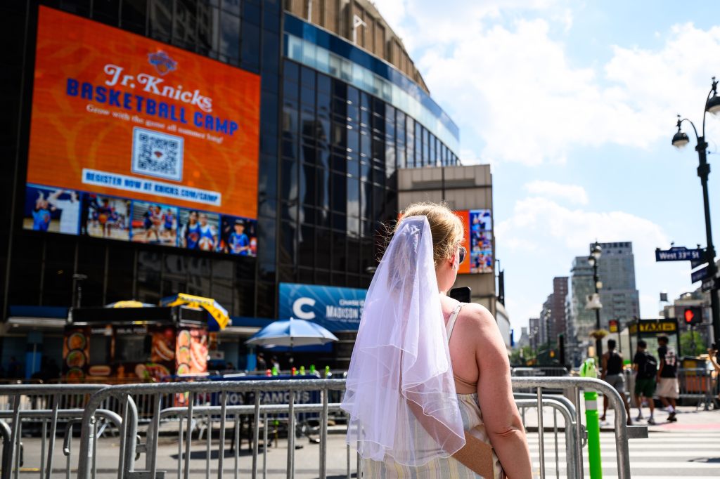 03 July 2026, United States, New York: Fans are gathered outside Madison Square Garden ahead of the alleged wedding celebrations of pop star Taylor Swift and professional football player Travis Kelce. Photo: Tom Weller/dpa (Photo by Tom Weller/picture alliance via Getty Images)
