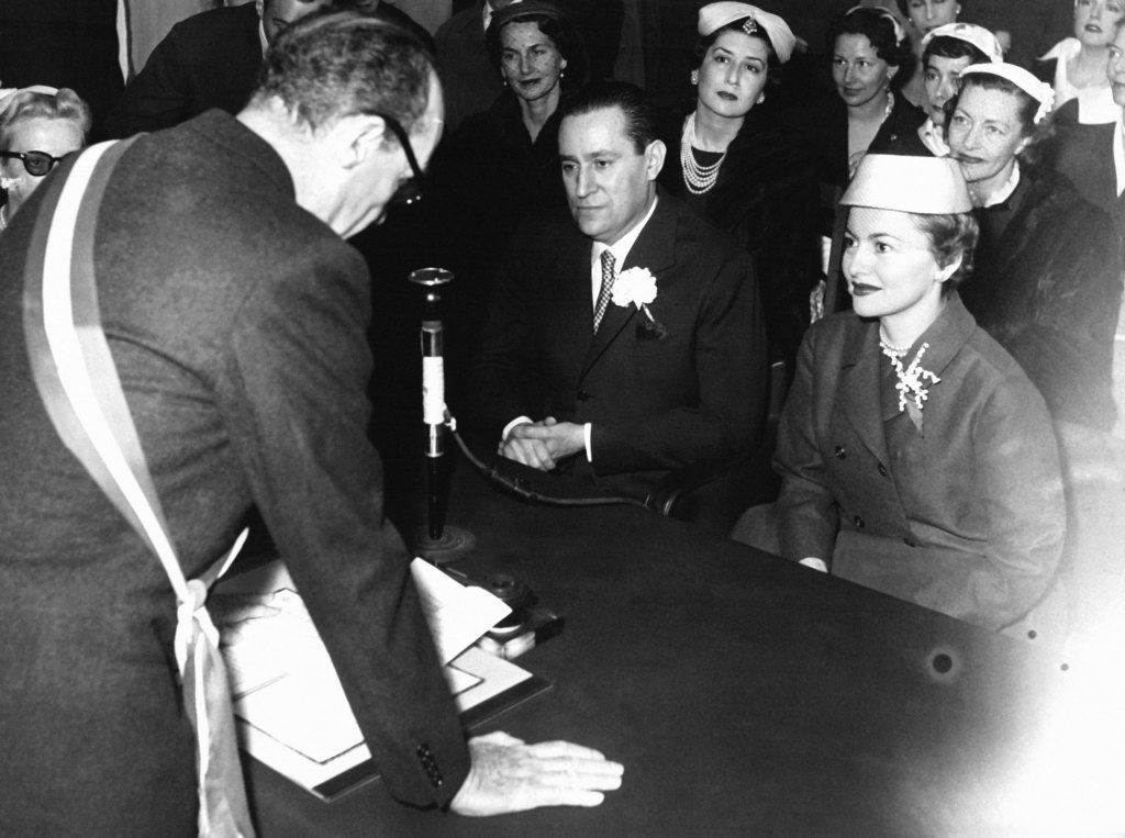 YVOY-LE-MARRON, FRANCE - 1955: Cérémonie à la mairie du mariage de Olivia de Havilland avec le journaliste français Pierre Galante en 1955 à Yvoy-le-Marron, France. (Photo by Keystone-FranceGamma-Rapho via Getty Images)