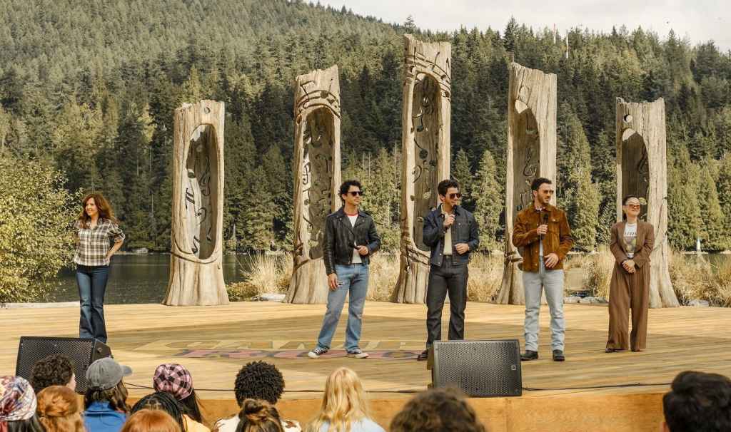 Maria Canals-Barrera, the Jonas Brothers and Sherry Cola in 'Camp Rock 3'