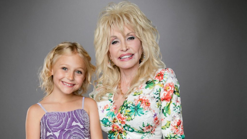 Alyvia Alyn Lind and Dolly Parton in 2015