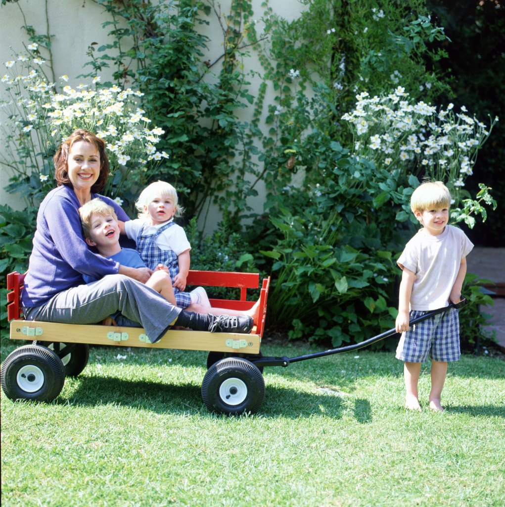 Patricia Heaton with her kids, David, Joe and Sam, 1999